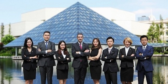 Asian Business Schools Bridging East and West