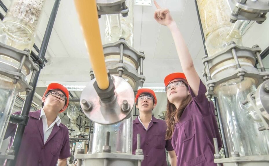 Physics Degrees for Research and Industry Hybrid Paths