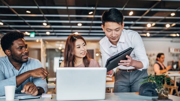 How to Become a Purchasing Manager
